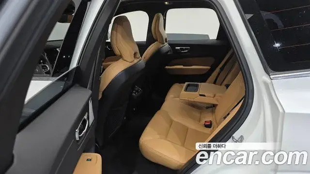 Volvo XC60 2018 — ფოტო 1/20