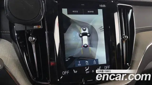 Volvo XC60 2018 — ფოტო 16/20