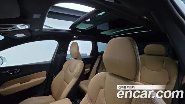 Volvo XC60 2018 — ფოტო 2/20