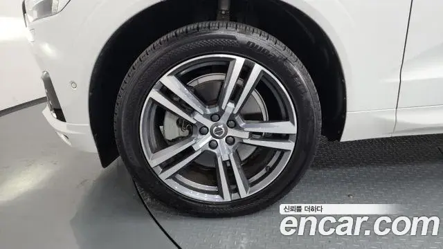 Volvo XC60 2020 — Şəkil 17/35