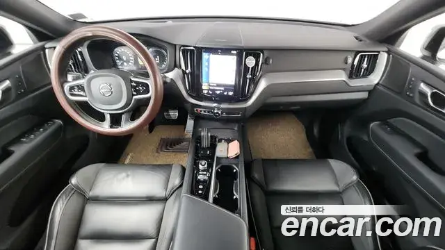 Volvo XC60 2020 — Şəkil 25/35