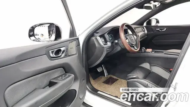 Volvo XC60 2020 — Şəkil 10/35