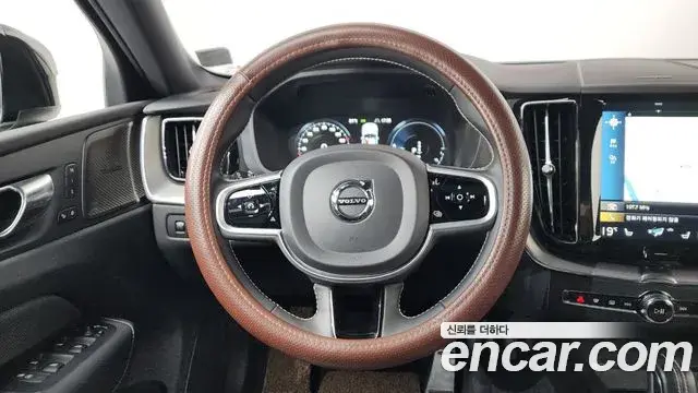 Volvo XC60 2020 — Şəkil 23/35