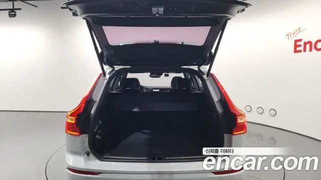 Volvo XC60 2020 — Şəkil 21/35