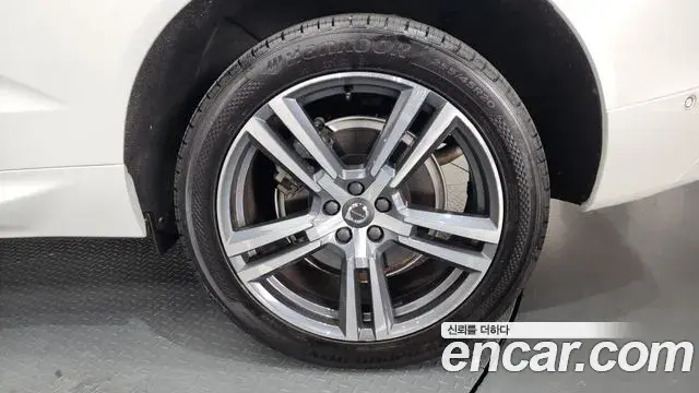 Volvo XC60 2020 — Şəkil 30/35