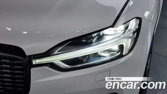Volvo XC60 2020 — Şəkil 33/35