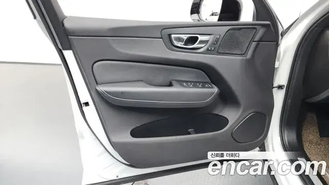 Volvo XC60 2020 — Şəkil 7/35