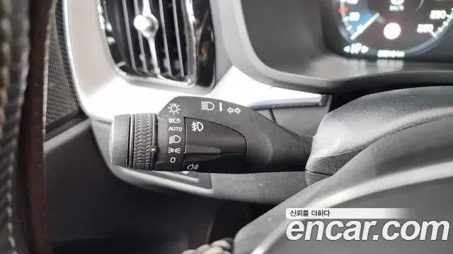 Volvo XC60 2020 — Şəkil 14/35