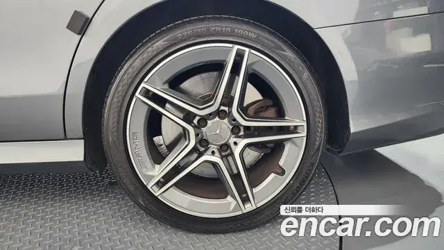 Mercedes-Benz E-Class 2019 — Photo 13/36