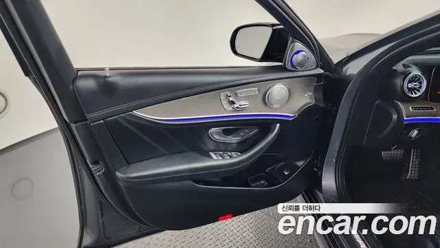 Mercedes-Benz E-Class 2019 — Photo 25/36