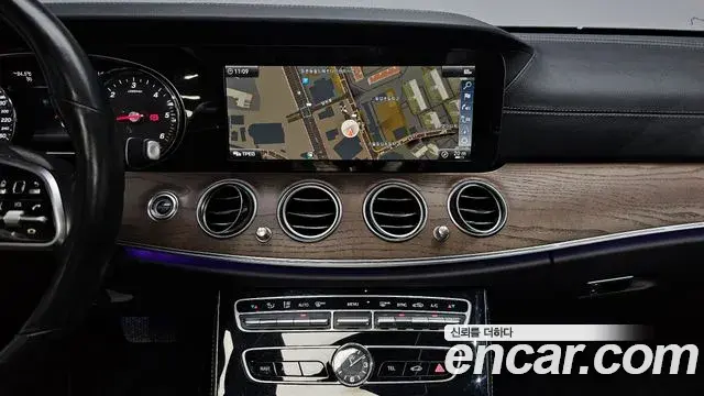 Mercedes-Benz E-Class 2019 — Фото 13/20