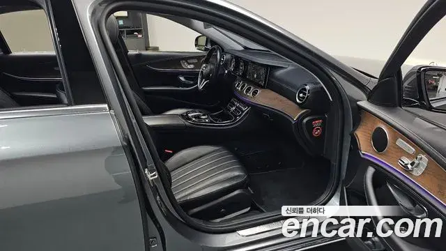 Mercedes-Benz E-Class 2019 — Photo 10/34
