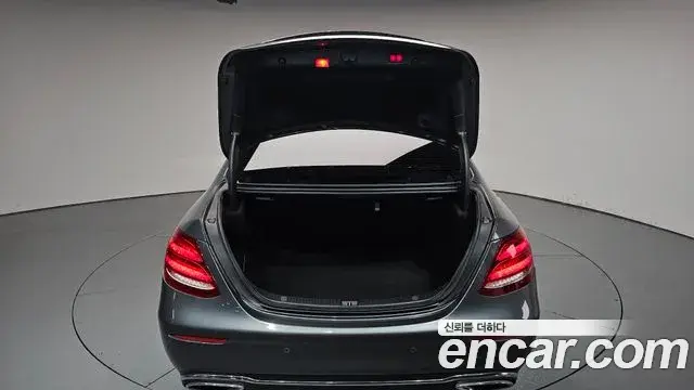 Mercedes-Benz E-Class 2019 — Photo 15/34