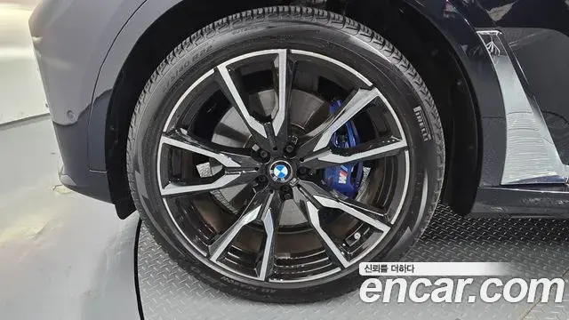 BMW X7 2021 — Photo 21/32