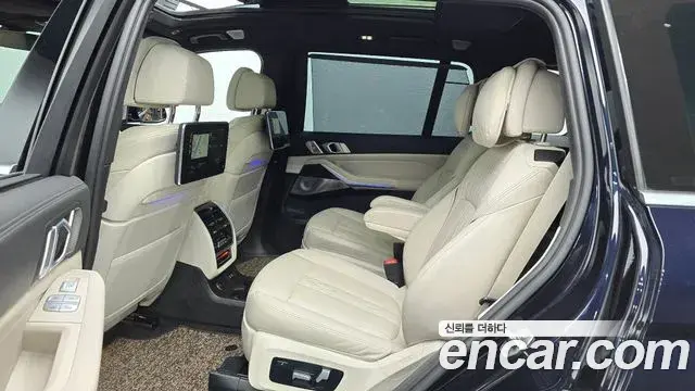BMW X7 2021 — Photo 28/32