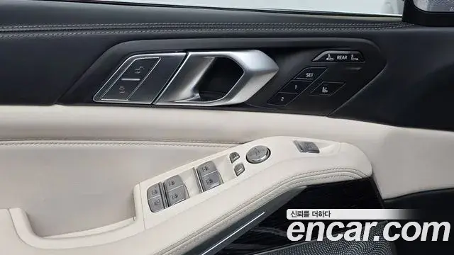 BMW X7 2021 — Photo 25/32
