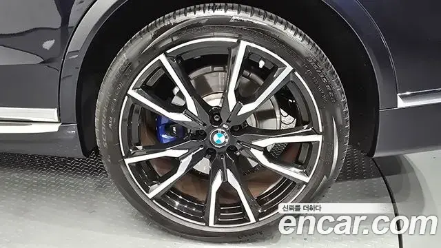 BMW X7 2021 — Photo 30/32