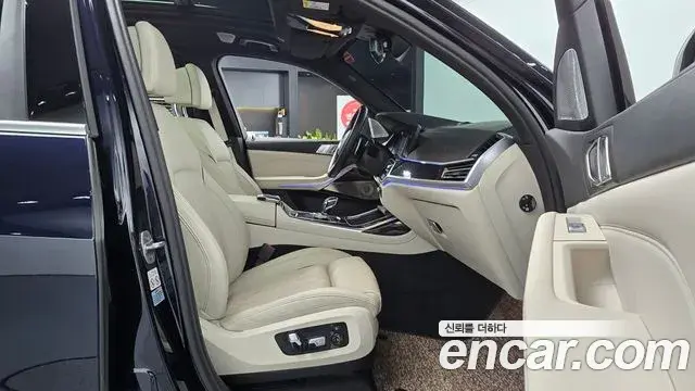 BMW X7 2021 — Photo 31/32