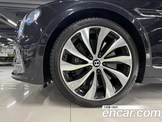 Bentley Flying Spur 2023 — Photo 8/17