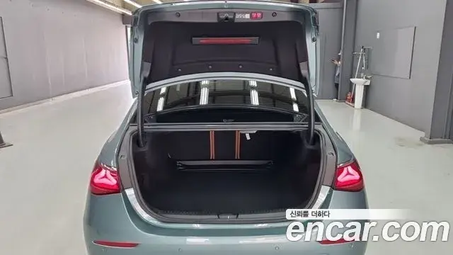 Mercedes-Benz E-Class 2024 — ფოტო 15/18
