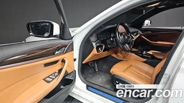 BMW 5 Series 2021 — ფოტო 13/30