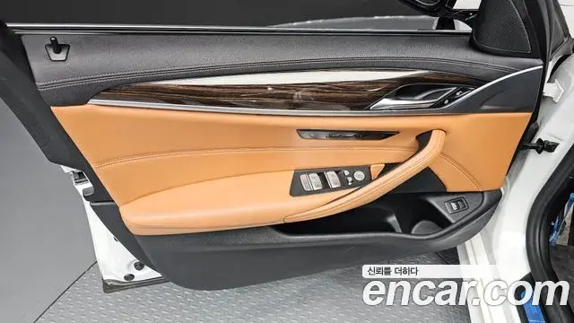 BMW 5 Series 2021 — ფოტო 27/30