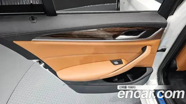 BMW 5 Series 2021 — ფოტო 25/30