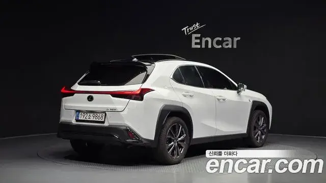 Lexus UX250h 2023 — Photo 1/20