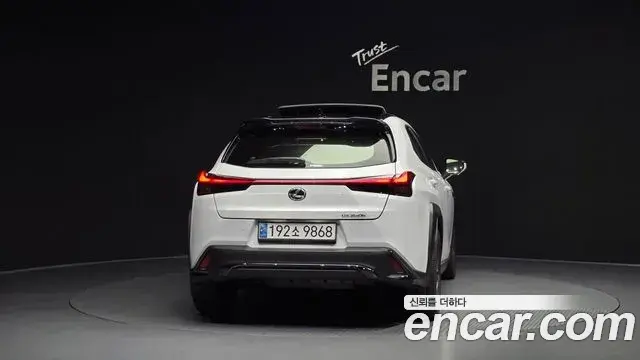 Lexus UX250h 2023 — Photo 6/20