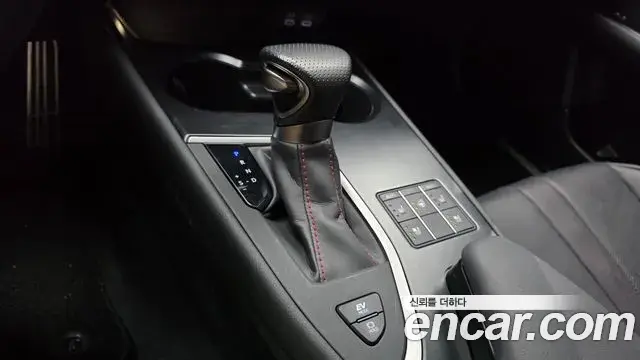 Lexus UX250h 2023 — Photo 19/20