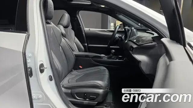 Lexus UX250h 2023 — Photo 13/20