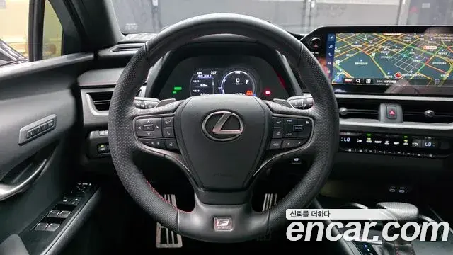 Lexus UX250h 2023 — Photo 15/20