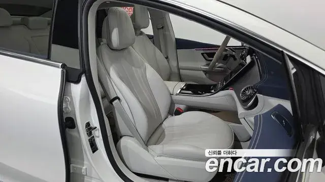 Mercedes-Benz EQE 2023 — Photo 28/32