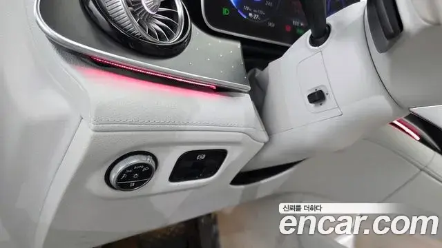 Mercedes-Benz EQE 2023 — Photo 15/32