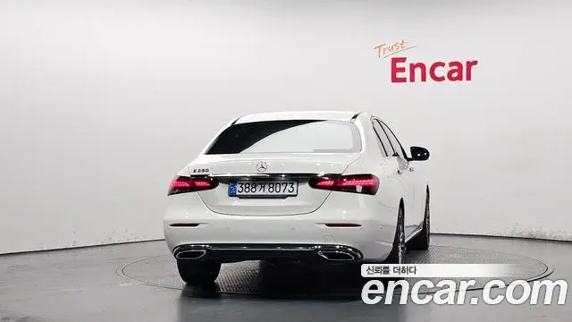 Mercedes-Benz E-Class 2021 — Photo 7/36