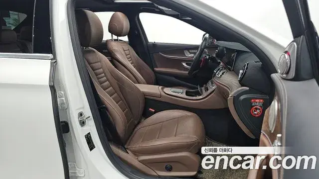 Mercedes-Benz E-Class 2021 — Photo 8/36
