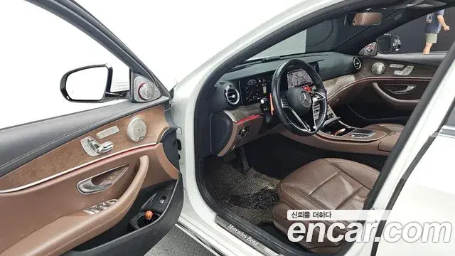 Mercedes-Benz E-Class 2021 — Photo 16/36