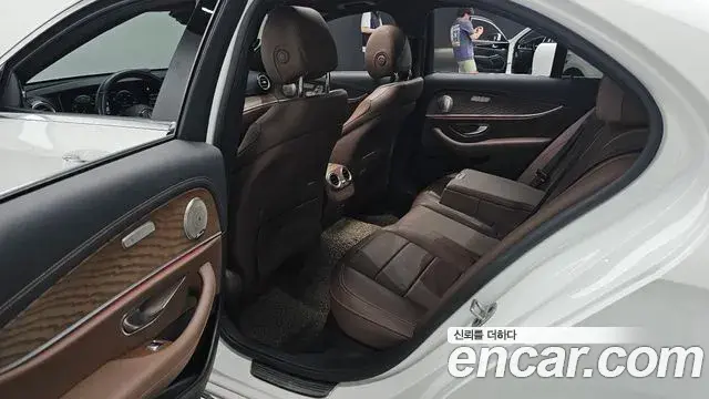 Mercedes-Benz E-Class 2021 — Photo 1/36