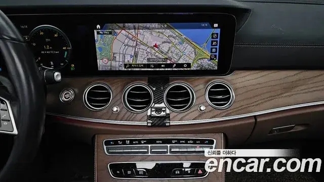 Mercedes-Benz E-Class 2021 — Photo 21/36