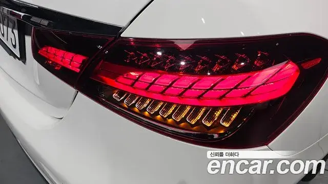 Mercedes-Benz E-Class 2021 — Photo 5/36