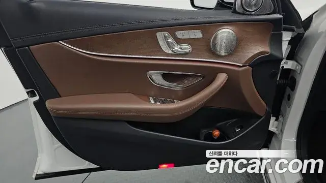 Mercedes-Benz E-Class 2021 — Photo 14/36