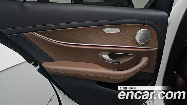 Mercedes-Benz E-Class 2021 — Photo 9/36