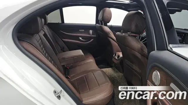Mercedes-Benz E-Class 2021 — Photo 22/36
