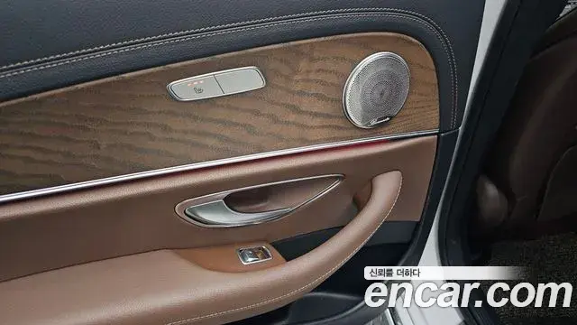 Mercedes-Benz E-Class 2021 — Photo 15/36