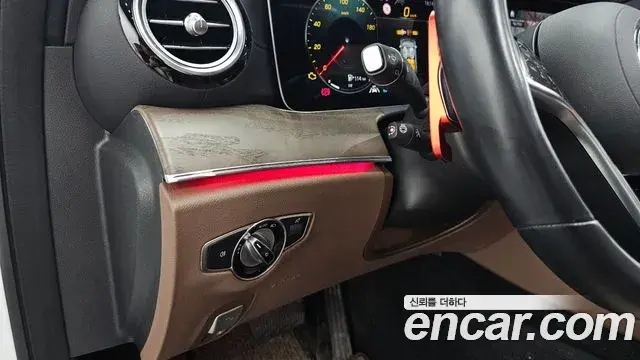 Mercedes-Benz E-Class 2021 — Photo 20/36