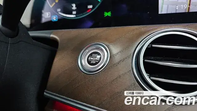 Mercedes-Benz E-Class 2021 — Photo 25/36