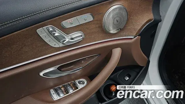 Mercedes-Benz E-Class 2021 — Photo 6/36