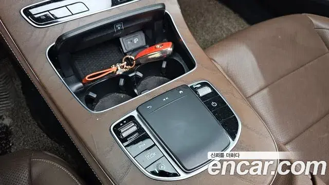 Mercedes-Benz E-Class 2021 — Photo 2/36