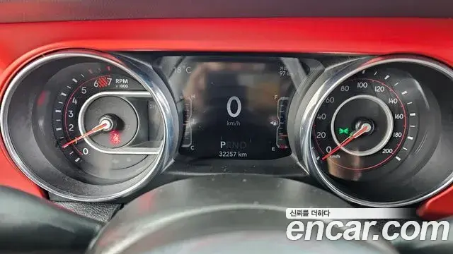 Jeep Wrangler 2021 — ფოტო 12/29