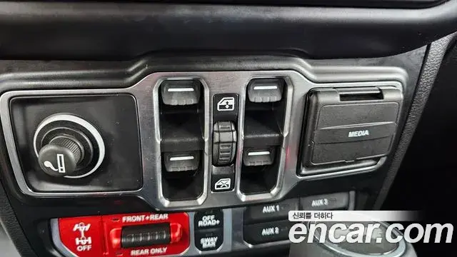Jeep Wrangler 2021 — ფოტო 13/29